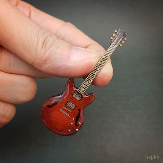 Miniature guitar pendant - Hollow #0001 1