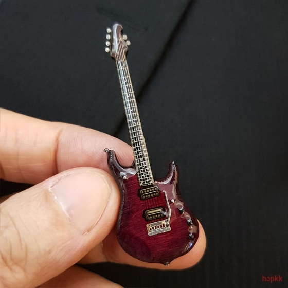 Miniature red wine color guitar pin - JP6 #0003 1