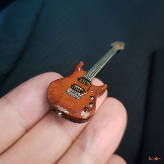 Miniature wood color guitar pin - JP6 #0005 3