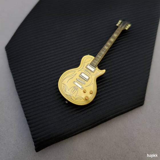 Miniature BG goldtop guitar lapel pin - Les Paul #0010 0