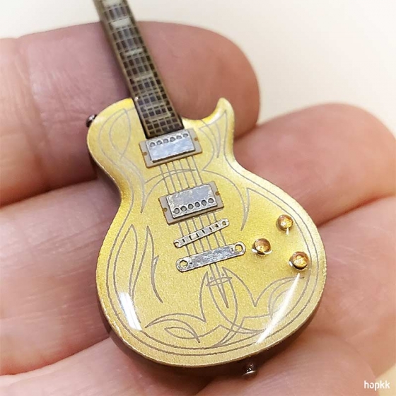 Miniature BG goldtop guitar lapel pin - Les Paul #0010 1