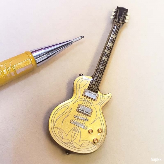 Miniature BG goldtop guitar lapel pin - Les Paul #0010 2