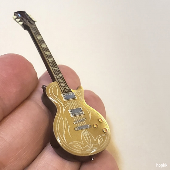Miniature BG goldtop guitar lapel pin - Les Paul #0010 3