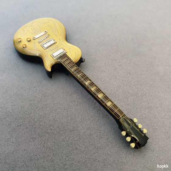 Miniature BG goldtop guitar lapel pin - Les Paul #0010 4
