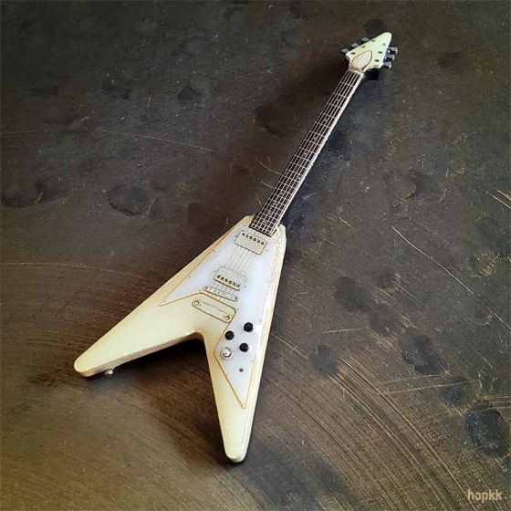 Classic white miniature guitar pin - Flying V #0002 0