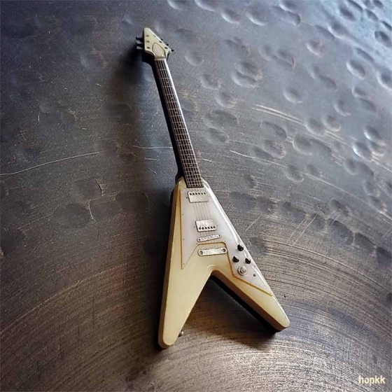 Classic white miniature guitar pin - Flying V #0002 3