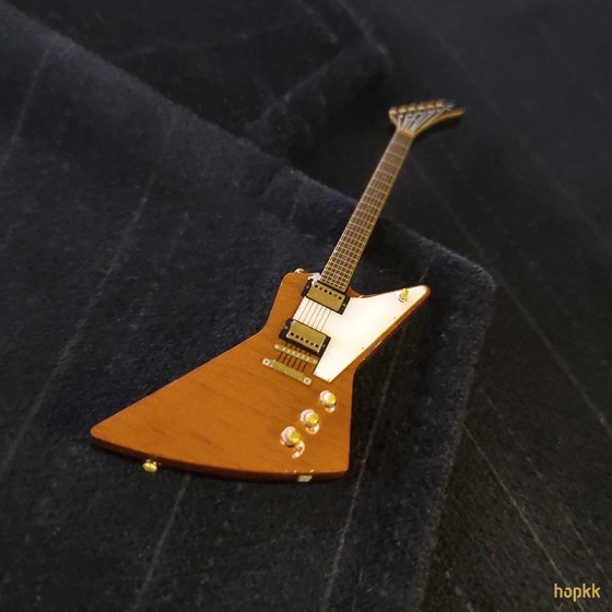 Miniature guitar lapel pin - Explorer classic version #0001 1