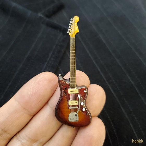 Miniature wood color guitar lapel pin - Jazzmaster #0001 0
