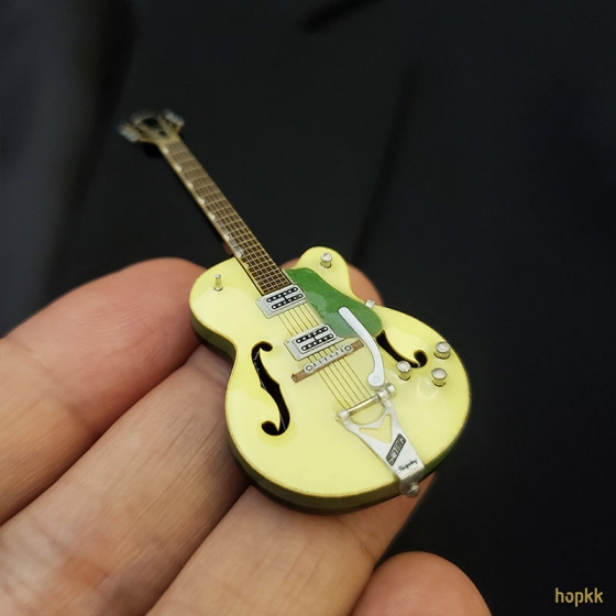 Miniature guitar lapel pin - Smoke Green #0003 (G6118T) 0
