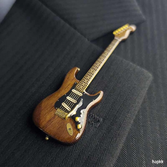 Miniature wood color guitar lapel pin - Strat #0007 0