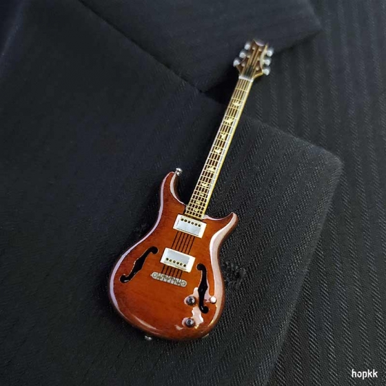 Miniature wood color hollow guitar lapel pin - PRS #0007 0