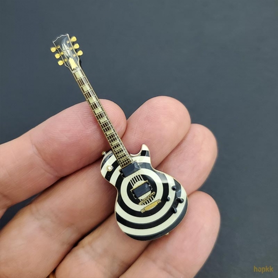 Miniature bullseye guitar lapel pin - Les Paul #0013 0
