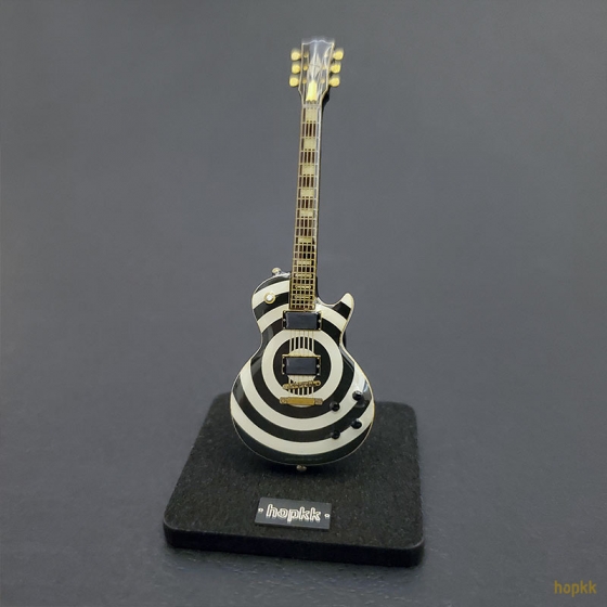 Miniature bullseye guitar lapel pin - Les Paul #0013 2