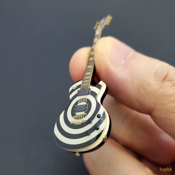 Miniature bullseye guitar lapel pin - Les Paul #0013 3