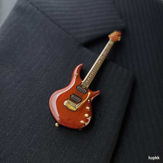 Miniature brown + gold color guitar lapel pin - Majesty 6 #0001 0
