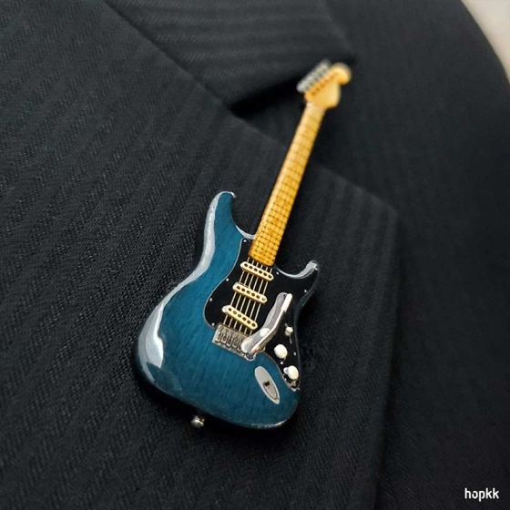 Miniature blue + black guitar lapel pin - Strat #0006 0