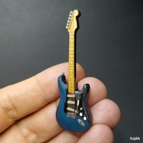 Miniature blue + black guitar lapel pin - Strat #0006 3