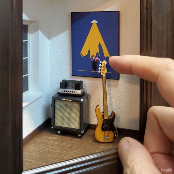 Diorama "Keep Being Yourself" with a bass guitar lapel pin 4